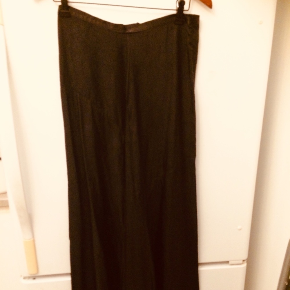 A beautifully enchanting, Le Chateau black asymmetrical skirt size 1/2